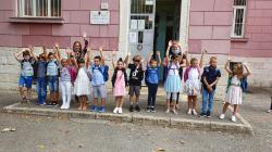 1.b ispred škole 1.b ispred škole